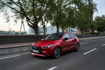 Mazda 2 en movimiento, destacando su diseño dinámico y atractivo.