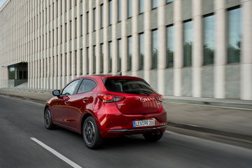 Mazda 2 destaca por su diseño dinámico y eficiente, ideal para la ciudad.