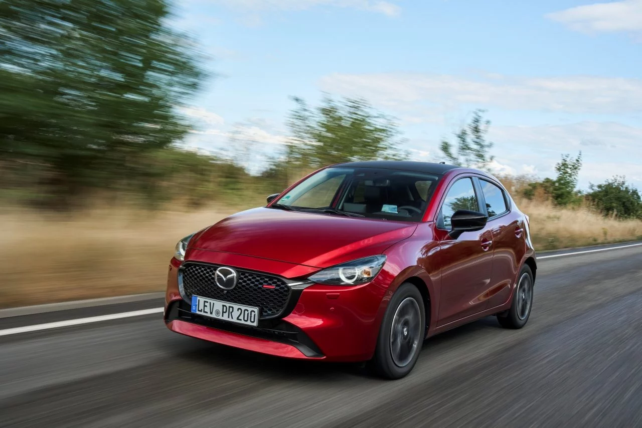 mazda 2 en movimiento, destaca su diseño y deportividad