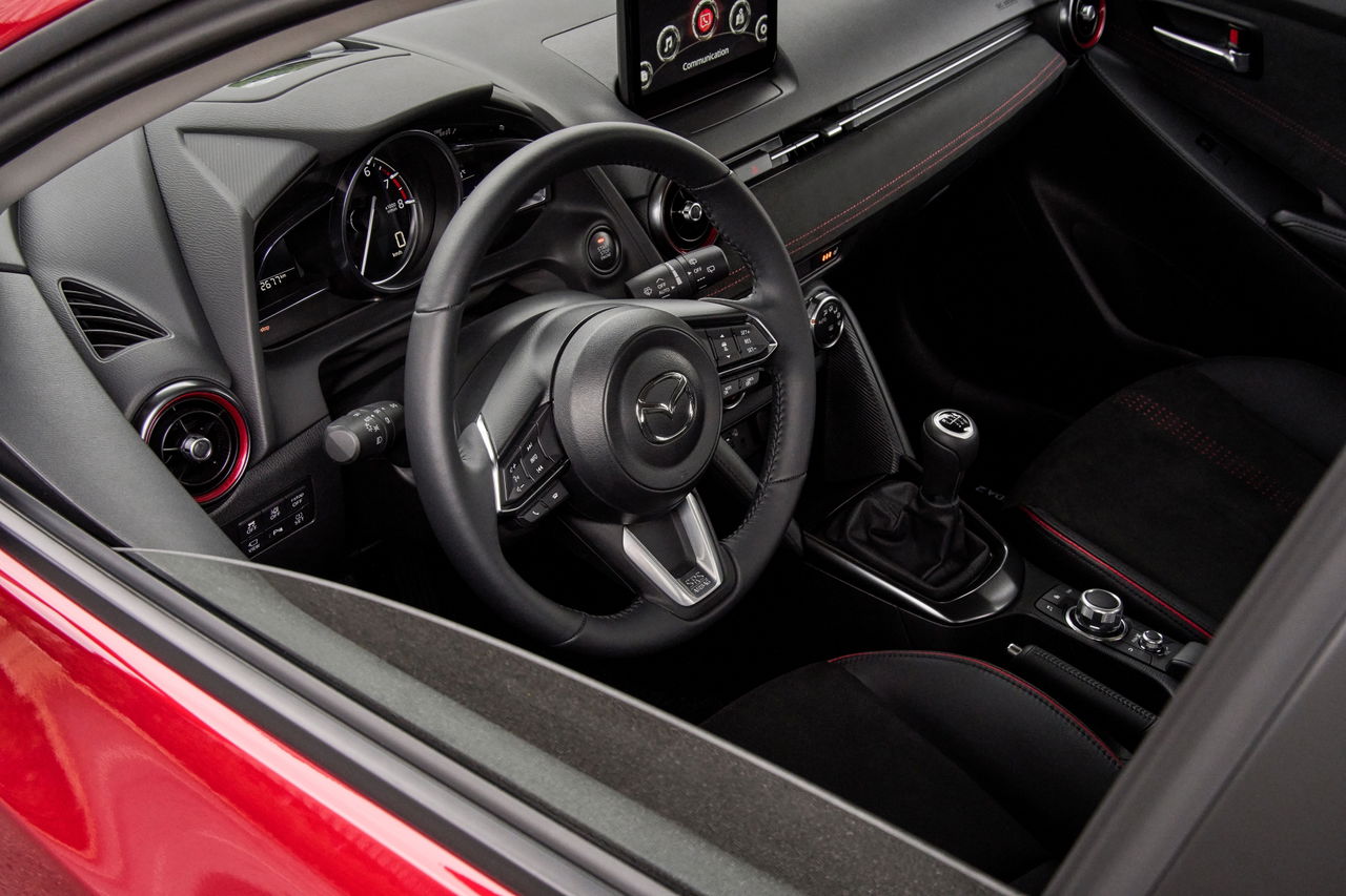 Interior del Mazda 2, con un enfoque deportivo y eficiente.