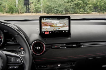 Interior del Mazda 2 con pantalla y volante deportivo.