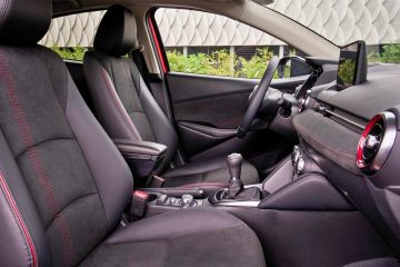 Interior del Mazda 2, con asientos cómodos y diseño funcional.