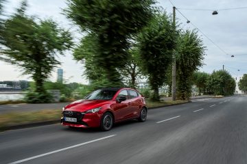 Un Mazda 2 destaca por su diseño ágil y un motor eficiente, ideal para la ciudad.