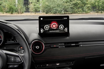 Pantalla digital central del Mazda 2, diseñada para una fácil navegación y control. 