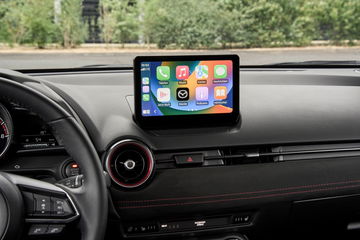 Vista del salpicadero, resaltando la pantalla multimedia del Mazda 2.