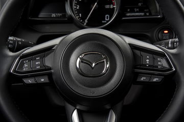 Vista del volante y los controles del Mazda 2, que destacan su diseño ergonómico y deportivo.