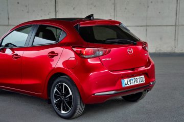 El Mazda 2 destaca por su diseño compacto y eficiente, ideal para la ciudad.