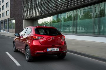 Vista trasera del Mazda 2 con detalles en su diseño aerodinámico.