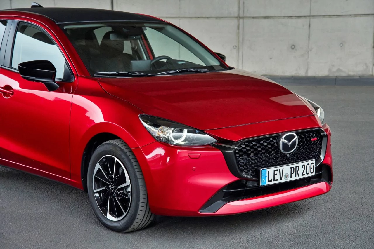 Mazda 2, pequeño japonés, combina estilo y eficiencia en un solo pack.