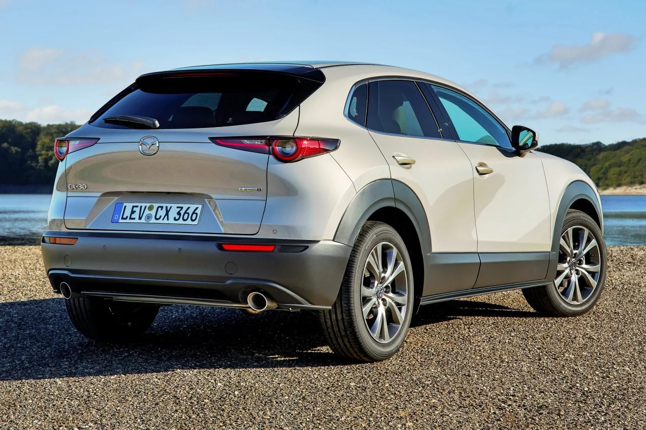 Vista trasera y lateral del Mazda CX-30, destacando su diseño elegante y moderno.