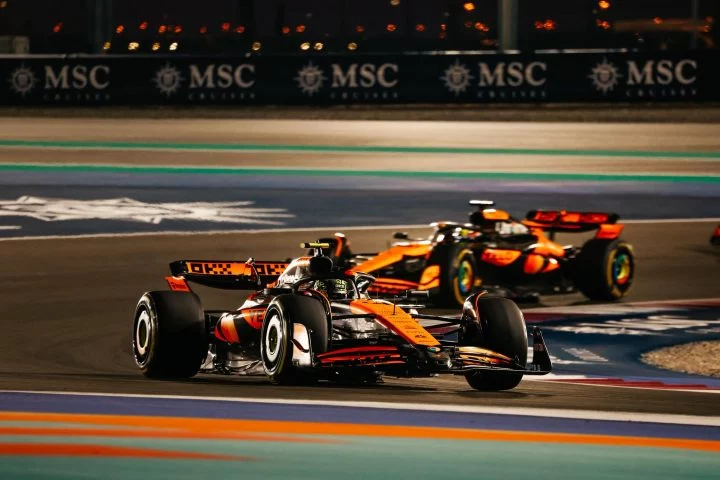 Lando Norris cede a Oscar Piastri la victoria de la carrera sprint de Qatar.