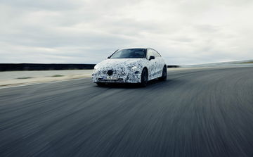 Vista dinámica del Mercedes CLAe en pruebas, camuflaje incluido