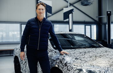 El CEO de Mercedes junto a un prototipo camuflado del CLA eléctrico.