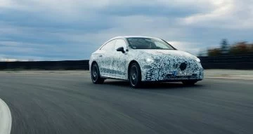 Futuro CLA eléctrico de Mercedes en pruebas, diseño prometedor a pesar del camuflaje.