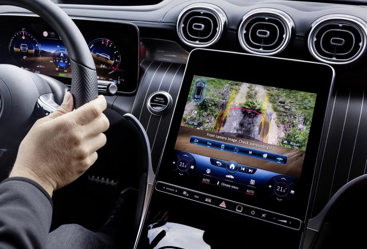 Interior del Mercedes GLC 2023, destacando su sofisticada tecnología y ergonomía.