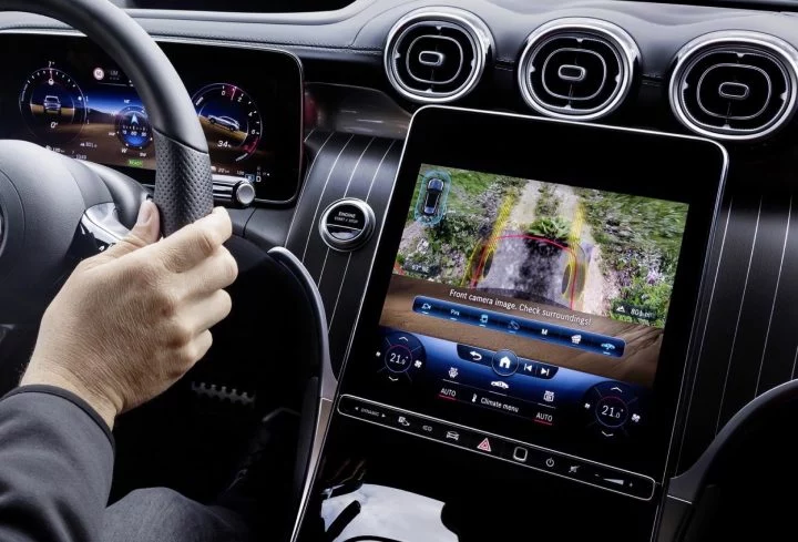 Interior del Mercedes GLC 2023, destacando su sofisticada tecnología y ergonomía.