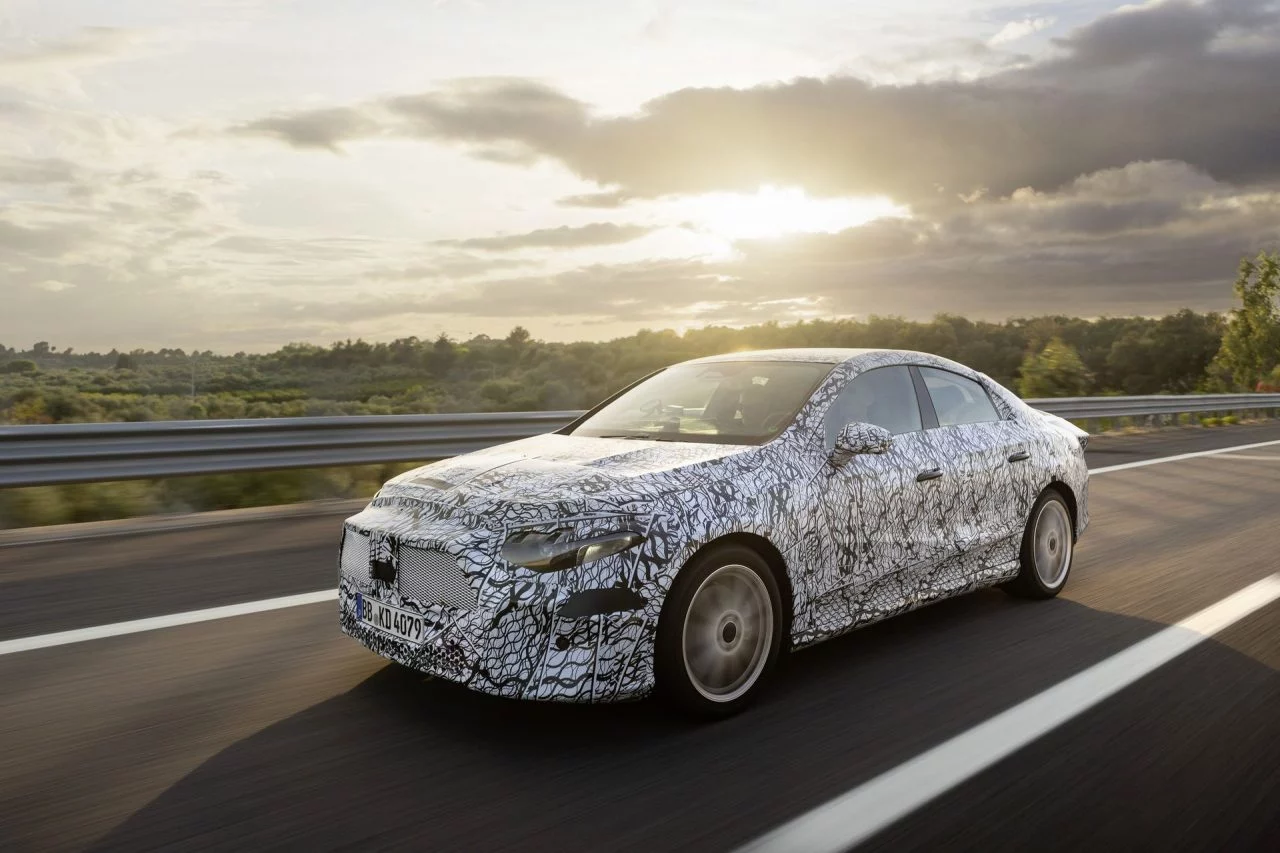 El nuevo CLA de Mercedes, con camuflaje, se perfila como una opción innovadora.