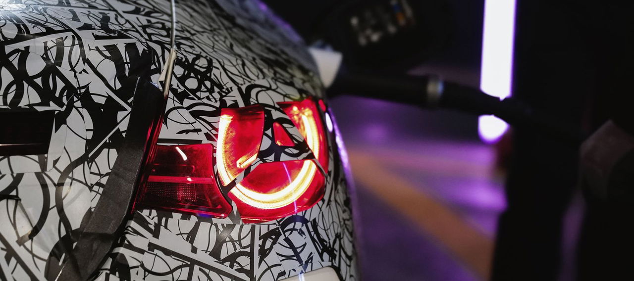 Vista lateral trasera del nuevo Mercedes CLA con su distintivo diseño de luces. 