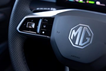 Detalle del volante del MG HS, mostrando su diseño moderno y funcional.