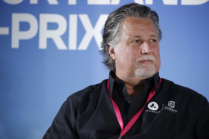 Michael Andretti discutiendo sobre la entrada de su equipo en la F1.