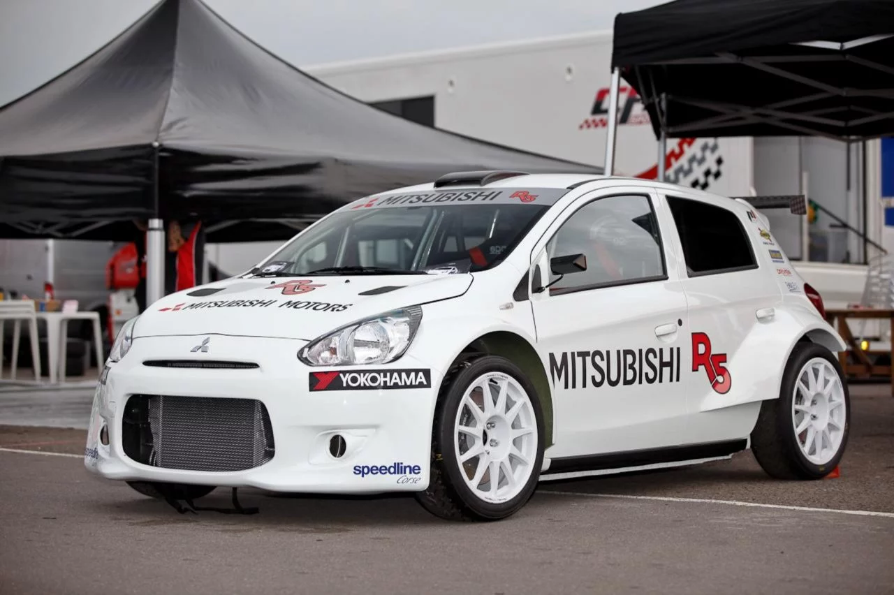 Vista lateral del Mitsubishi Mirage R5 2015, preparado para rally