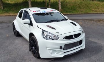 Vista dinámica del Mitsubishi Mirage R5, enfatizando su diseño deportivo.