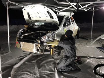 Vista delantera del Mitsubishi Mirage R5 en preparación para competición