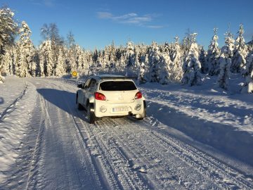 Vista trasera lateral del Mitsubishi Mirage R5 en condiciones invernales