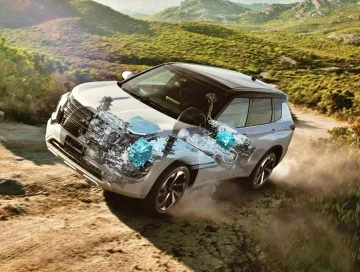 El Mitsubishi Outlander PHEV muestra su capacidad off-road en un entorno natural.