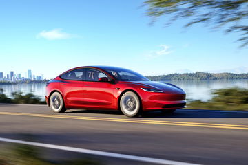 Tesla Model 3 en movimiento, combina potencia y eficiencia con un diseño aerodinámico.