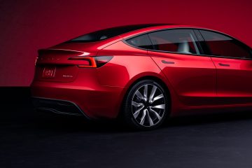 Vista trasera del Model 3 en rojo con líneas elegantes y deportivas.