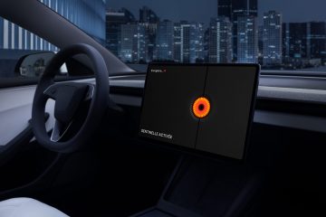 Interior del Model 3 con pantalla central, destacando su tecnología moderna.