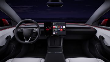 Interiores modernos y minimalistas del Model 3, con tecnología intuitiva.