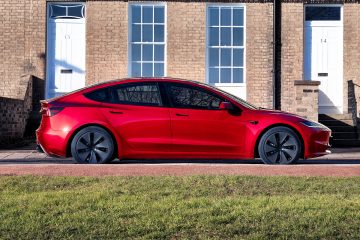 El Tesla Model 3 destaca por su diseño aerodinámico y elegante.