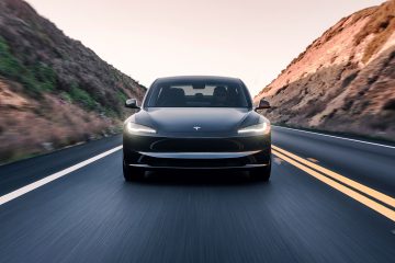 El Tesla Model 3 ofrece un diseño aerodinámico y elegante, ideal para una conducción eficiente.