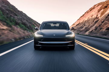 El Tesla Model 3 ofrece un diseño aerodinámico y elegante, ideal para una conducción eficiente.