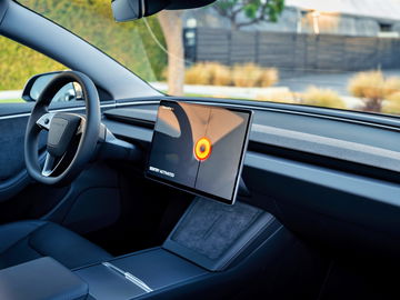 Interior del Tesla Model 3, con pantalla central elegante y minimalista.