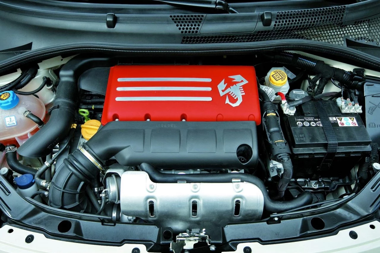 Motor del Abarth 595 con diseño compacto y eficiente.