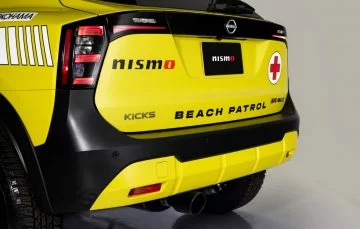 Vista trasera lateral del Nissan Kicks Beach Patrol, con detalles en amarillo y negro