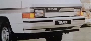 Vista trasera que muestra el diseño clásico de la furgoneta Nissan Trade.