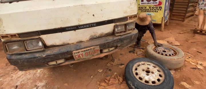 La indestructible furgoneta española que aún rueda en Nigeria con 4 millones de kilómetros.