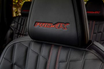 Detalles del asiento con el logo personalizado, resaltando la calidad del interior.