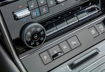 Vista del panel de controles en el SUV todoterreno, destacando su ergonomía y funcionalidad.