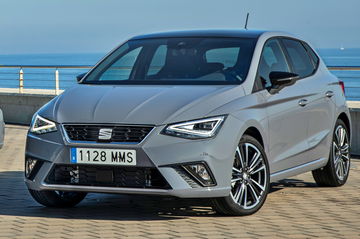 El SEAT Ibiza se presenta con un diseño moderno y deportivo, ideal para la ciudad.