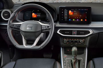 Vista del interior del SEAT Ibiza, con diseño moderno y tecnología integrada.