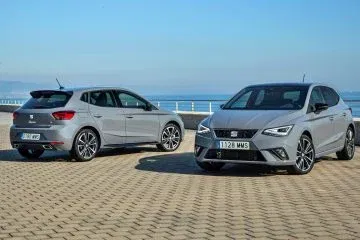 El SEAT Ibiza destaca por su diseño dinámico y moderno, ideal para la ciudad.