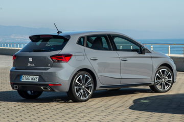 Vista lateral y trasera del Seat Ibiza, reflejando su diseño moderno y atractivo.