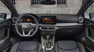 Interior moderno y tecnológico del SEAT Ibiza, con un diseño ergonómico y pantalla táctil