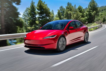 El Tesla Model 3 combina diseño elegante y eficiencia, perfecto para la ciudad.