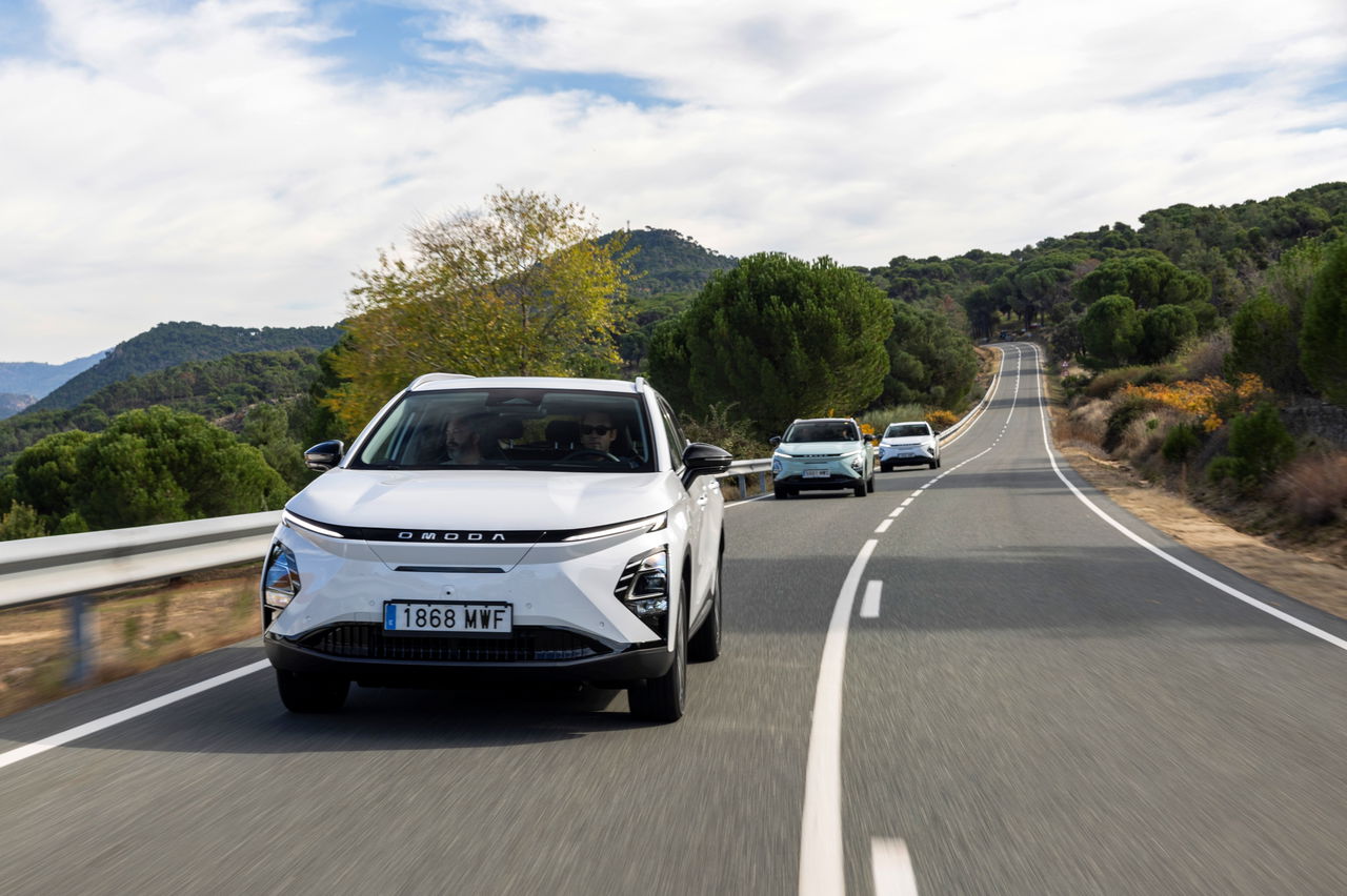 El Omoda 5 destaca por su diseño moderno y eficiente en carretera.